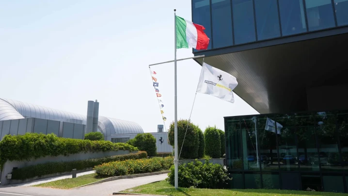 فيراري تعود إلى البحر: مركب سباق عالي الأداء يجمع بين الفخامة والسرعة