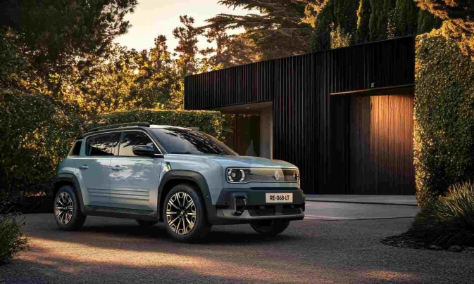  رينو 4 تعود من جديد.. إحياء أسطورة في قلب باريس 